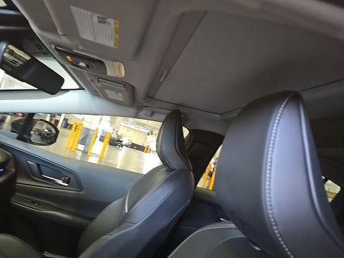 Used 2025 Toyota Prius XLE AWD/4WD image 12