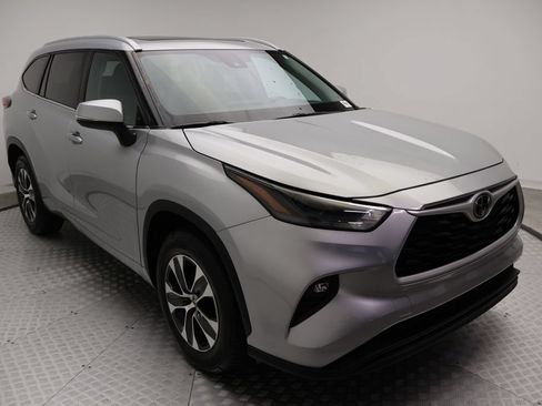 Used 2023 Toyota Highlander XLE FWD image 6