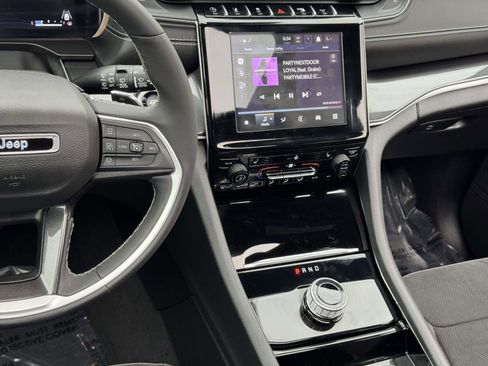 Used 2023 Jeep Grand Cherokee L Laredo image 3