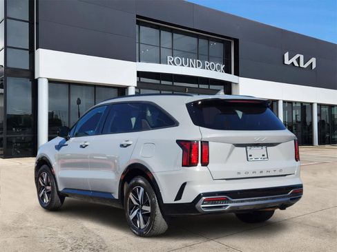 Used 2022 Kia Sorento EX w/ Panoramic Sunroof Package image 6