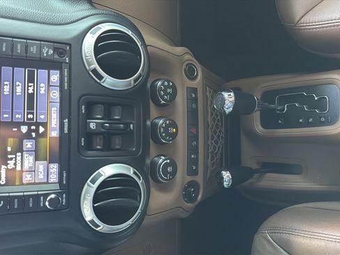 Used 2018 Jeep Wrangler Unlimited Rubicon w/ Dual Top Group AWD/4WD image 25