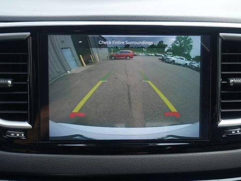 Used 2024 Chrysler Pacifica Touring-L FWD image 5
