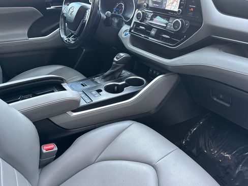 Used 2021 Toyota Highlander XLE image 33