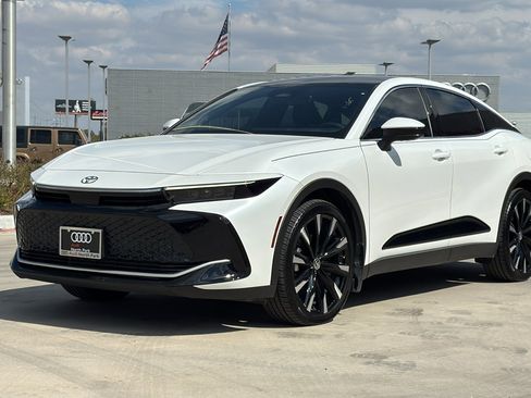 Used 2025 Toyota Crown Platinum image 3