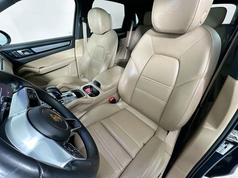 Certified 2023 Porsche Cayenne Platinum Edition image 5