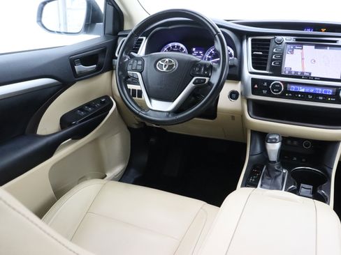 Used 2017 Toyota Highlander XLE AWD/4WD image 34