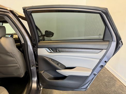 Used 2018 Honda Accord Touring image 32