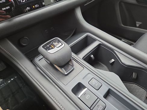 Used 2024 Nissan Pathfinder S image 24