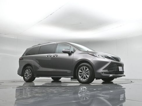 Used 2021 Toyota Sienna XLE FWD image 4