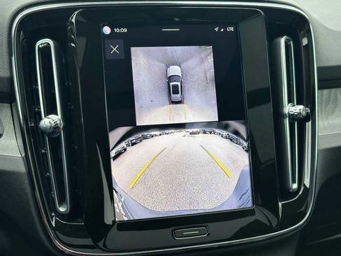 Certified 2025 Volvo XC40 B5 Plus AWD/4WD image 27