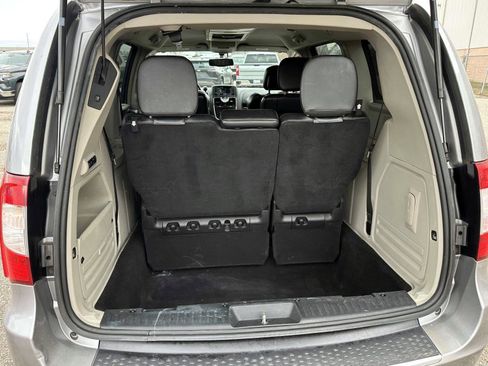 Used 2014 Chrysler Town & Country Touring-L image 10