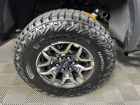 Used 2026 Chevrolet Colorado ZR2 w/ Technology Package AWD/4WD image 5