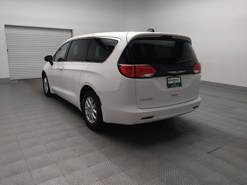 Used 2022 Chrysler Voyager LX image 5