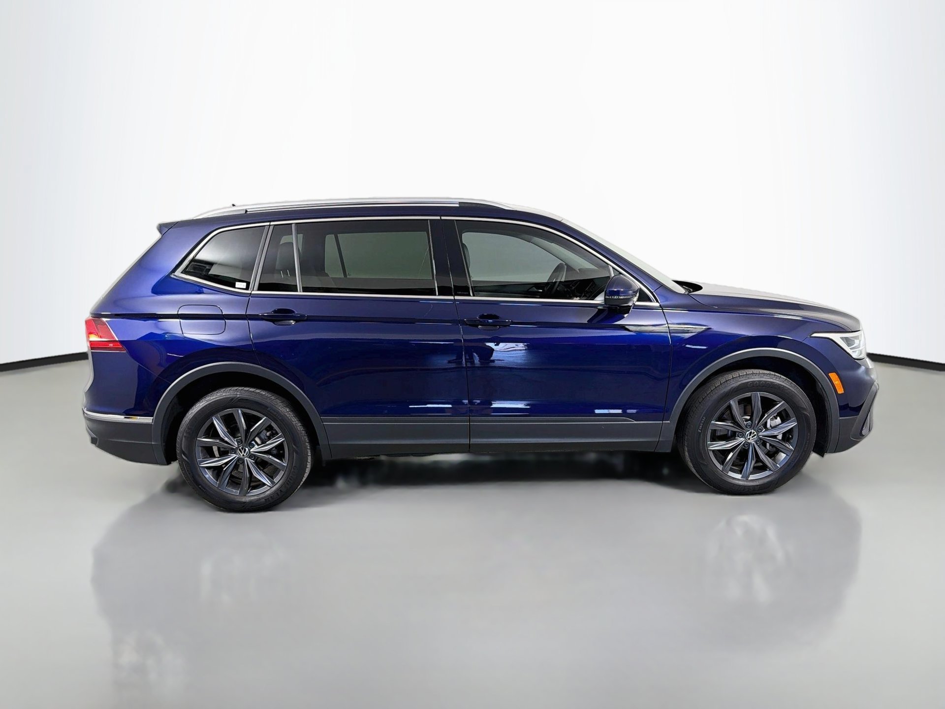 Used 2022 Volkswagen Tiguan SE FWD image 4