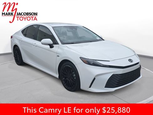 Used 2025 Toyota Camry LE FWD image 5