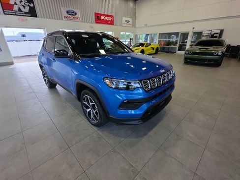 Used 2025 Jeep Compass Limited AWD/4WD image 5