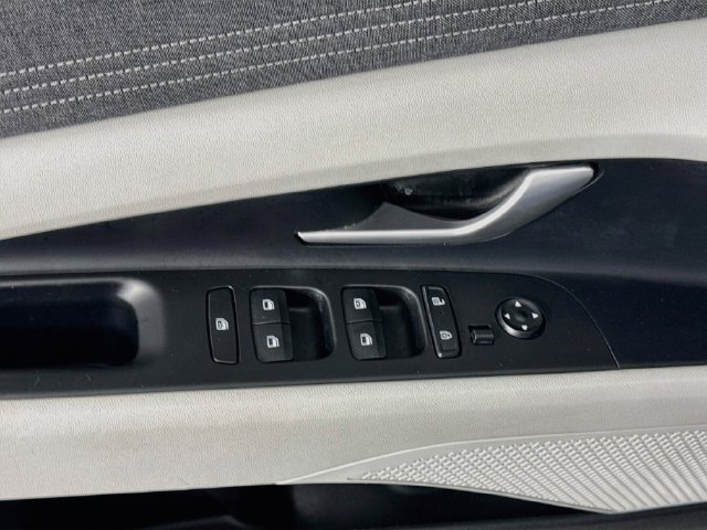 Used 2025 Hyundai Elantra Limited FWD image 18