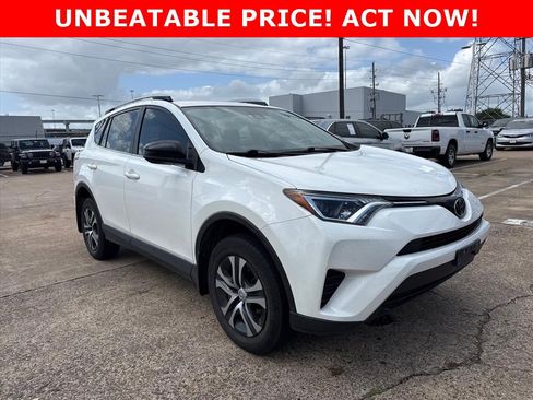 Used 2018 Toyota RAV4 LE image 1