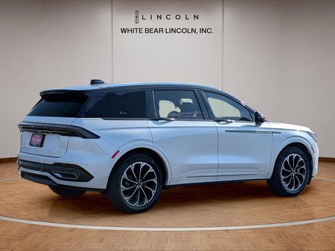 Used 2024 Lincoln Nautilus Reserve w/ Equipment Group 203A image 5