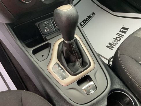 Used 2016 Jeep Cherokee Sport FWD image 26