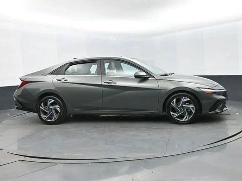 Used 2025 Hyundai Elantra Limited image 4