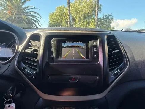 Used 2017 Jeep Cherokee Latitude AWD/4WD image 24
