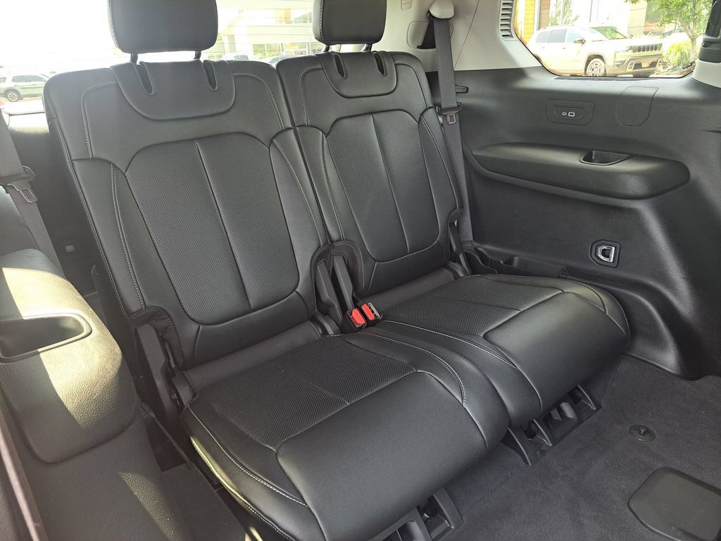Used 2023 Jeep Grand Cherokee L Limited w/ Luxury Tech Group II AWD/4WD image 38