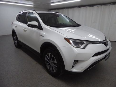 Used 2018 Toyota RAV4 LE image 1