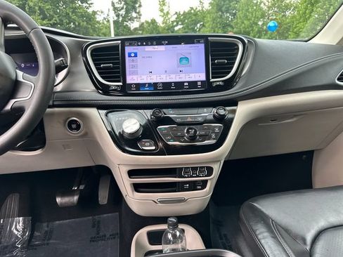 Used 2022 Chrysler Pacifica Touring-L FWD image 22