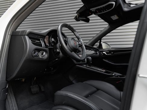 Certified 2025 Porsche Macan Turbo AWD/4WD image 4