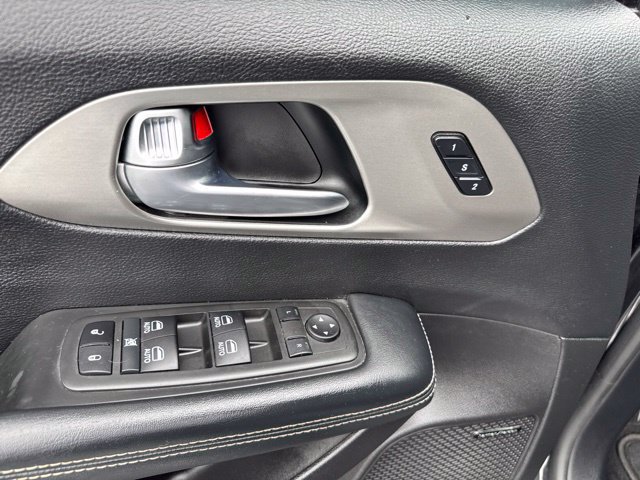 Used 2022 Chrysler Pacifica Limited w/ Uconnect Theater Family Group FWD image 23