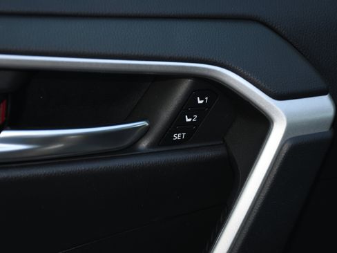 Used 2021 Toyota RAV4 XLE Premium image 12