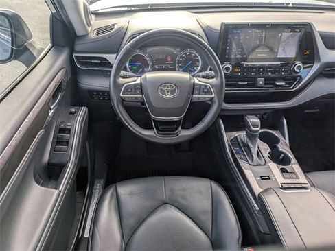 Used 2022 Toyota Highlander Limited image 18
