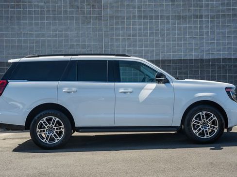 Used 2025 Ford Expedition Active RWD image 4