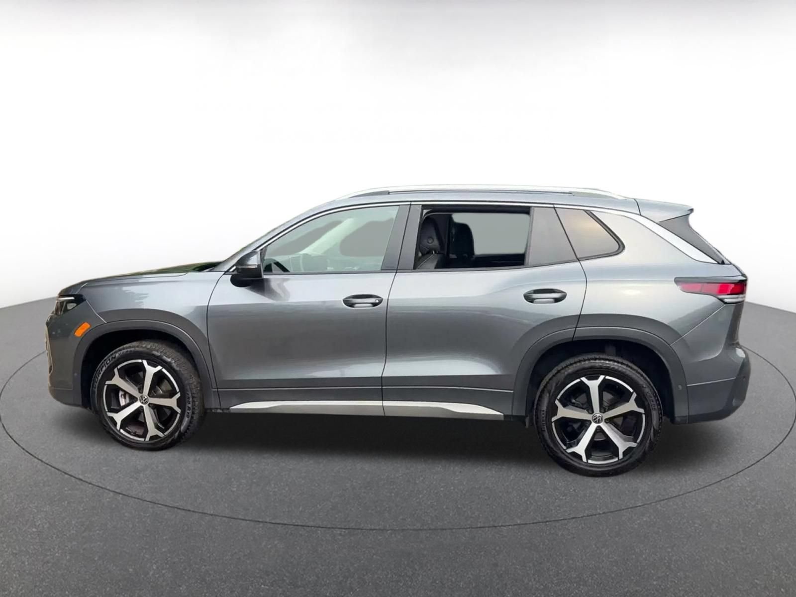 Used 2026 Volkswagen Tiguan SE AWD/4WD image 8