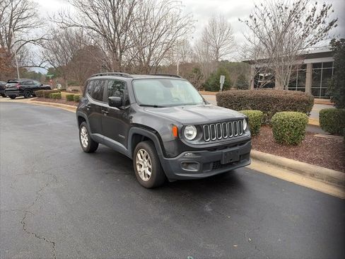 Used 2017 Jeep Renegade Latitude image 2