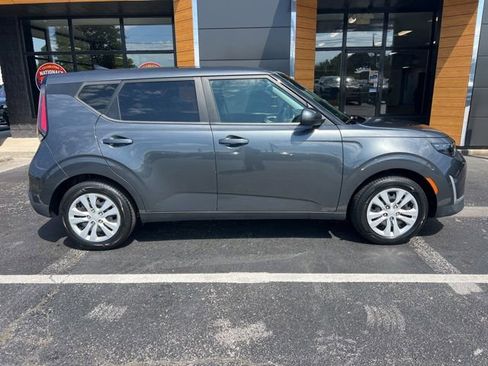 Used 2023 Kia Soul LX FWD image 1