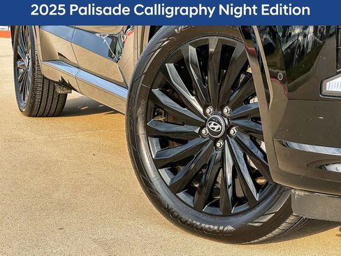 Used 2025 Hyundai Palisade Calligraphy image 2