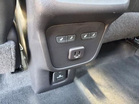 Used 2023 Chevrolet Equinox Premier image 13