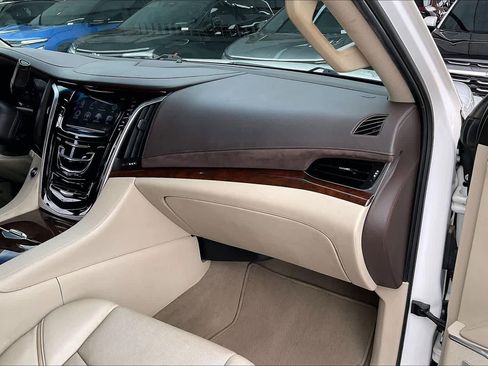 Used 2017 Cadillac Escalade Luxury RWD image 18