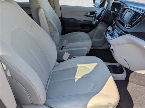 Used 2017 Chrysler Pacifica LX FWD image 27