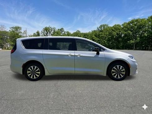 Used 2024 Chrysler Pacifica Limited FWD image 10
