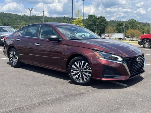 Used 2025 Nissan Altima 2.5 SV FWD image 1