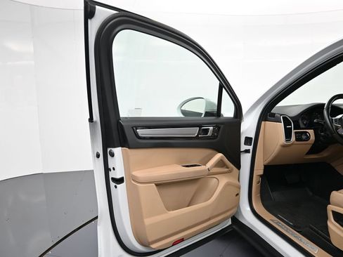 Certified 2023 Porsche Cayenne Platinum Edition AWD/4WD image 16