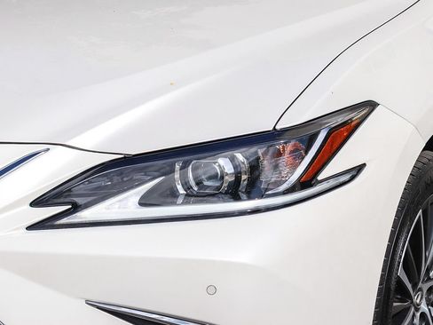 Used 2025 Lexus ES 300h w/ Premium Package FWD image 4