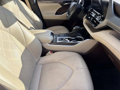 Used 2020 Toyota Highlander Platinum image 26