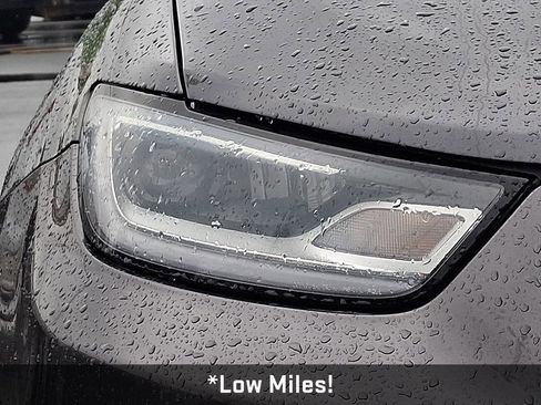 Used 2023 Chrysler Pacifica Touring-L FWD image 11