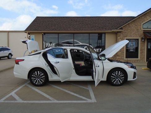 Used 2024 Nissan Altima 2.5 SV FWD image 21
