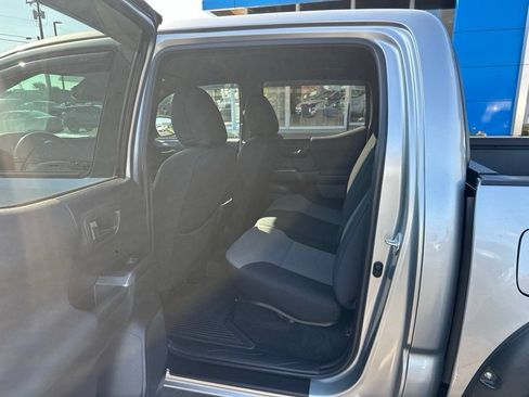 Used 2023 Toyota Tacoma TRD Off-Road w/ Technology Package AWD/4WD image 10