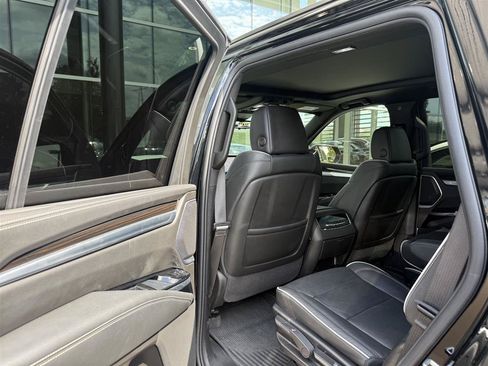 Used 2025 Cadillac Escalade Premium Luxury AWD/4WD image 15